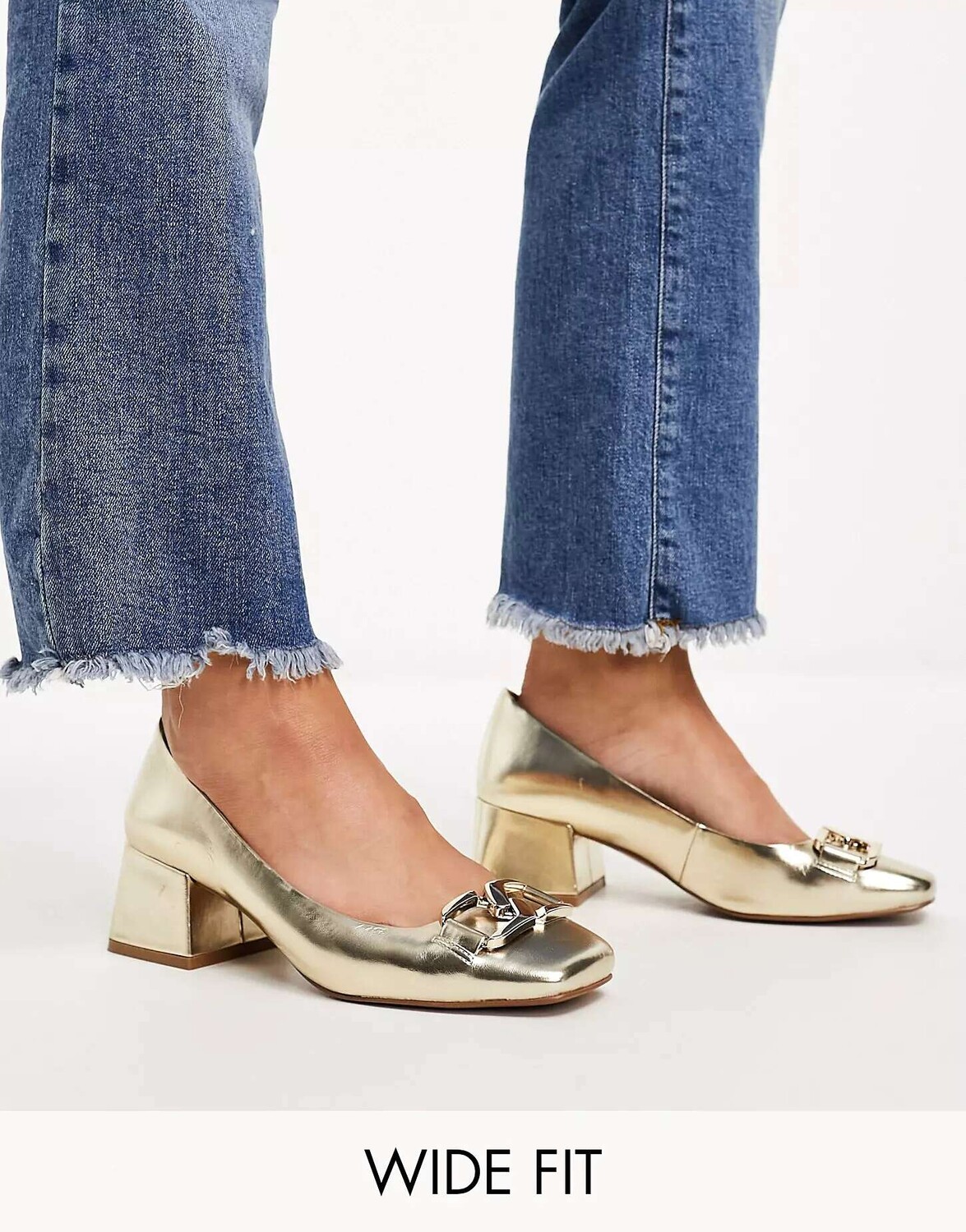 

Золотистые туфли на среднем каблуке ASOS Wide Fit Skylar с цепочкой, Желтый