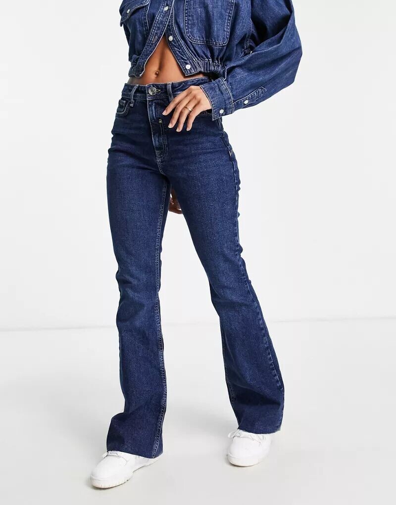 

Синие расклешенные джинсы с завышенной талией River Island