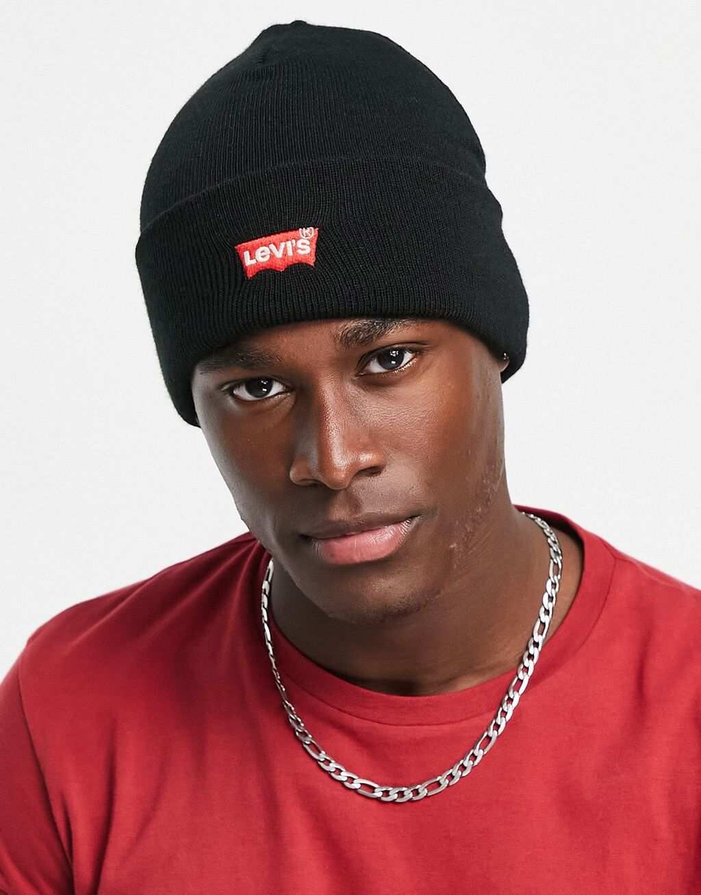 

Черная шапка Levi's с маленьким логотипом в виде коробочки