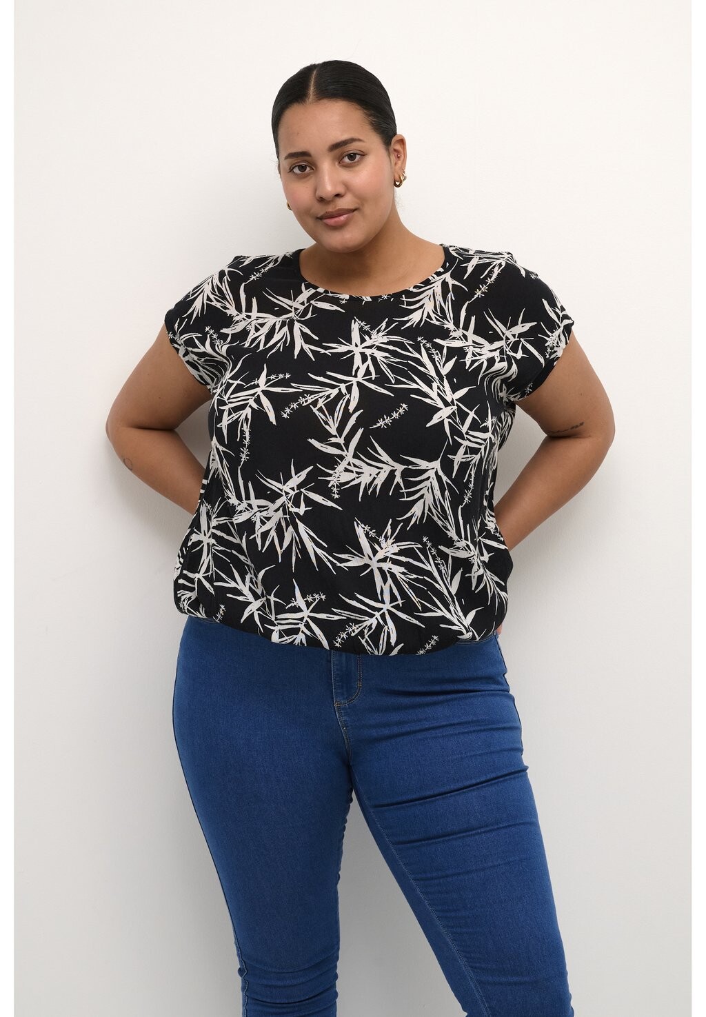 

Блузка Kaffe Curve AMI SL PRINTED, цвет black white leaf print