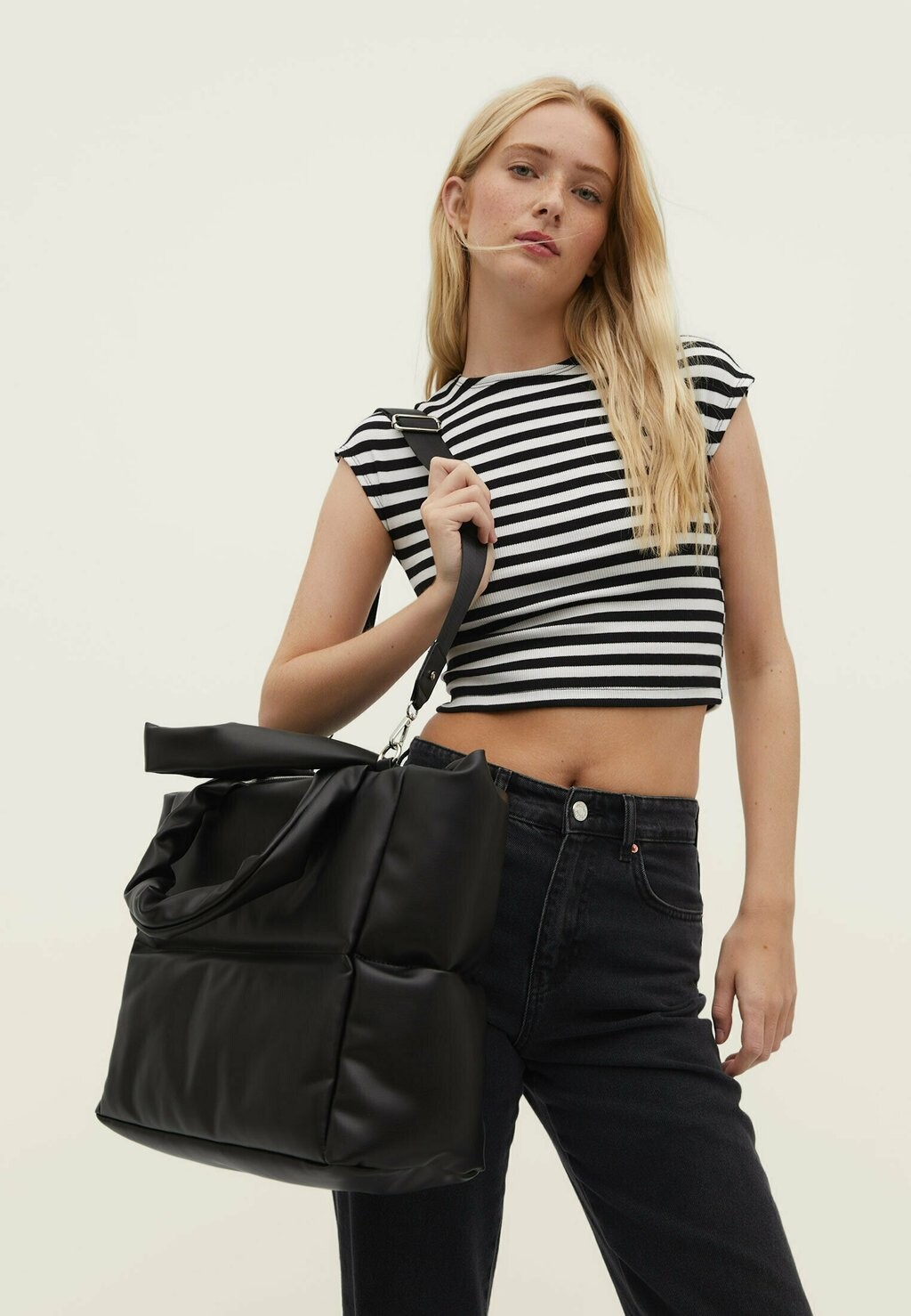 

Сумка для покупок Стеганый Stradivarius, черный