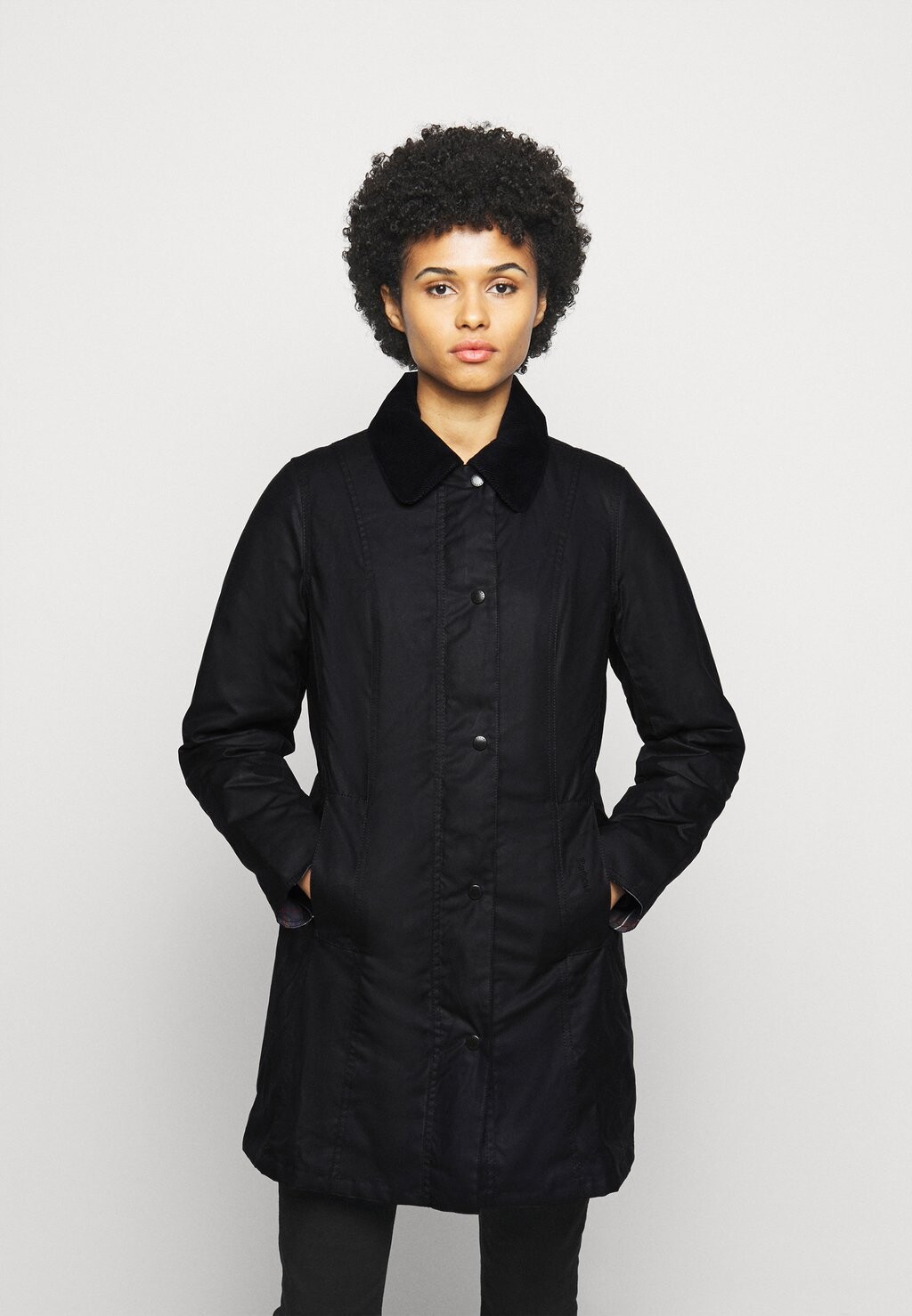 

Короткое пальто Barbour, черный