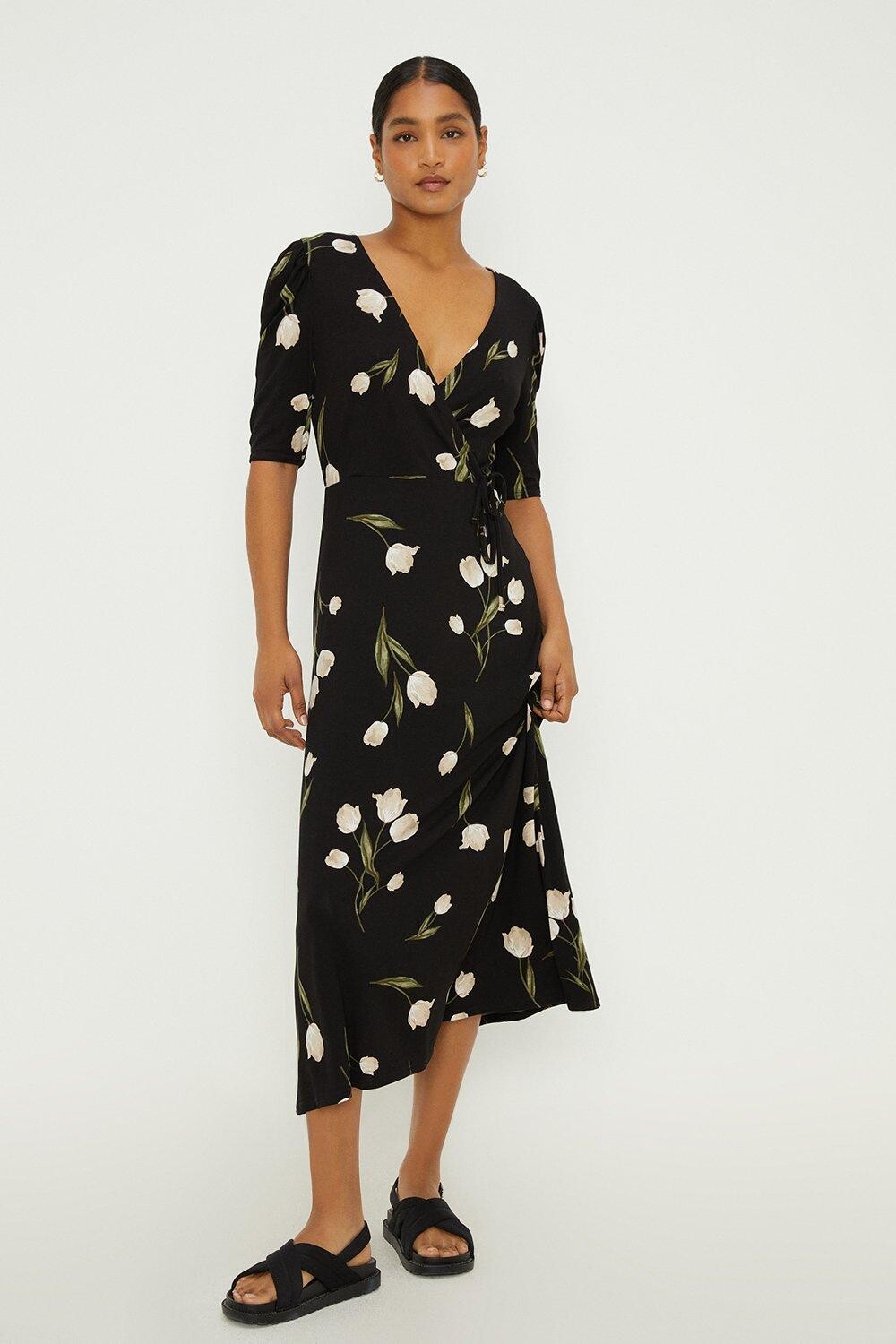 

Черное платье с запахом и рюшами на рукавах с цветочным принтом Dorothy Perkins, черный
