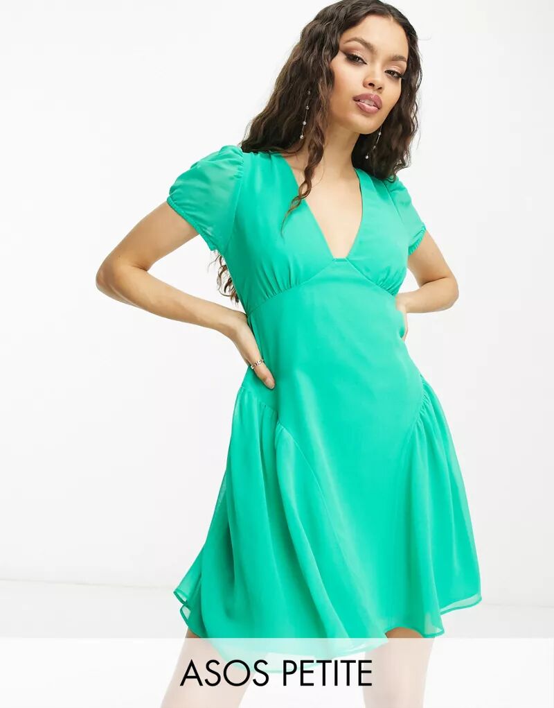 Изумрудно-зеленое шифоновое платье мини с короткими рукавами и V-образным вырезом ASOS DESIGN Petite телефон bq 5060l basic emerald green
