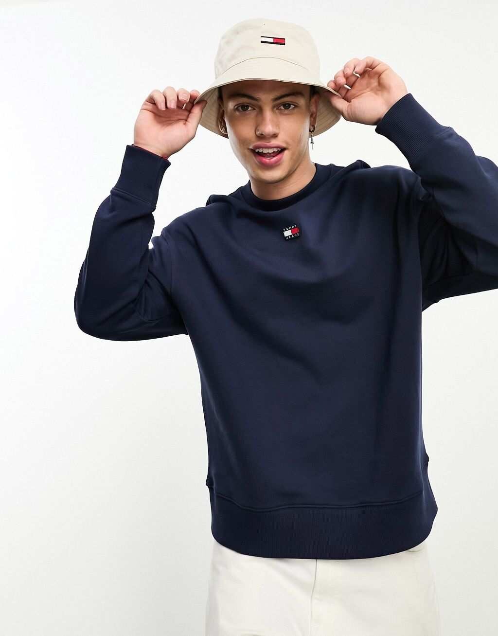 

Синий свободный свитшот с круглым вырезом и логотипом Tommy Jeans