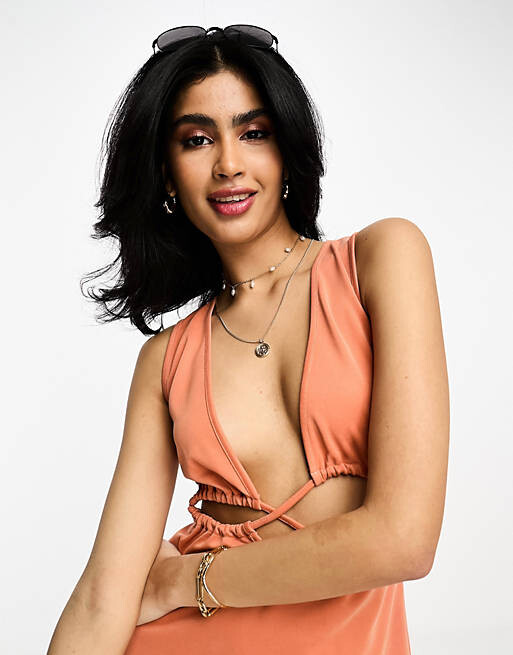 

Ржавое платье макси с вырезами и бретелями на талии ASOS DESIGN