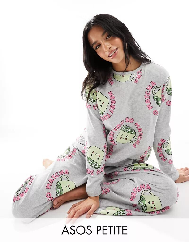 

Пижама ASOS DESIGN Petite с топом с длинными рукавами и брюками вересково-серого цвета с графическим принтом матча