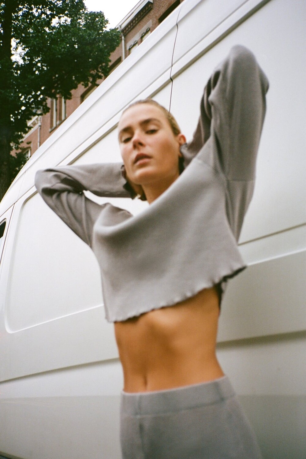 

Футболка в рубчик с выцветшими эффектами ZARA, серый