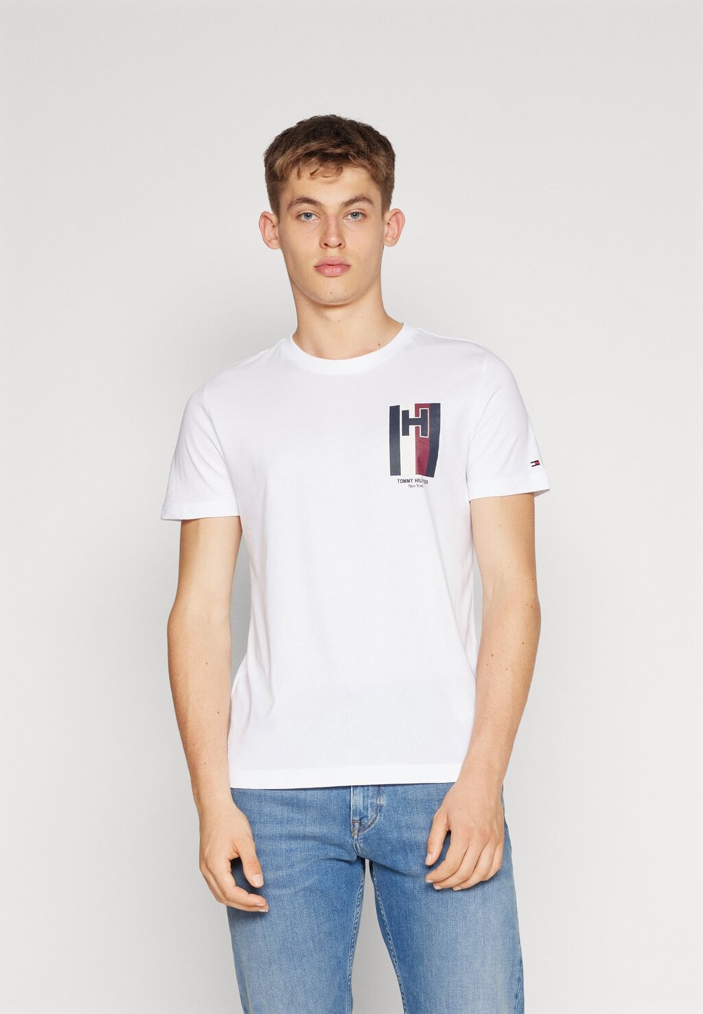 

Футболка с принтом ФУТБОЛКА С ЭМБЛЕМОЙ Tommy Hilfiger, белый