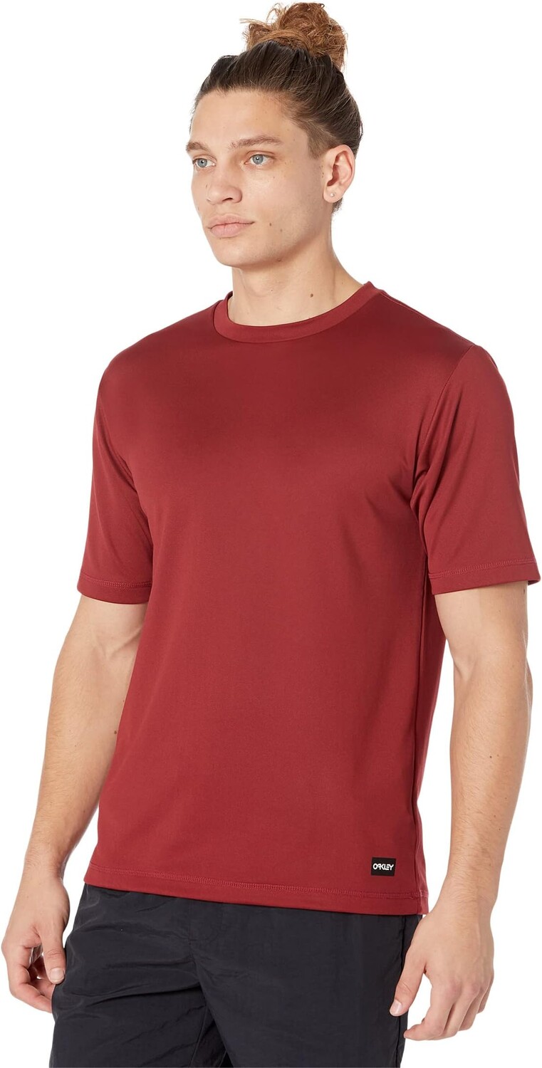 

Плавки Oakley Swell Loose Fit UV Short Sleeve Rashguard, цвет Iron Red