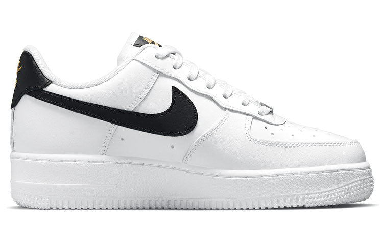 

Кроссовки Nike Air Force 1 Low 07 Essential женские, белый / черный