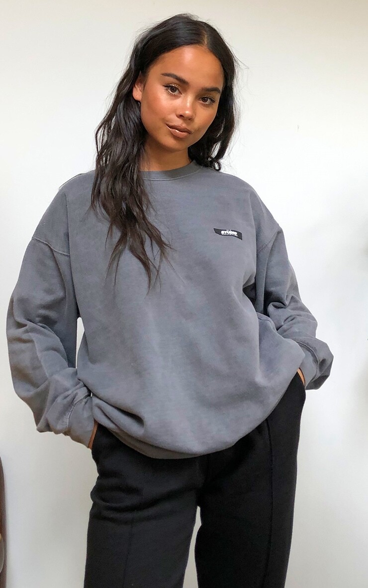 

PrettyLittleThing Серый свитшот Studio Washed