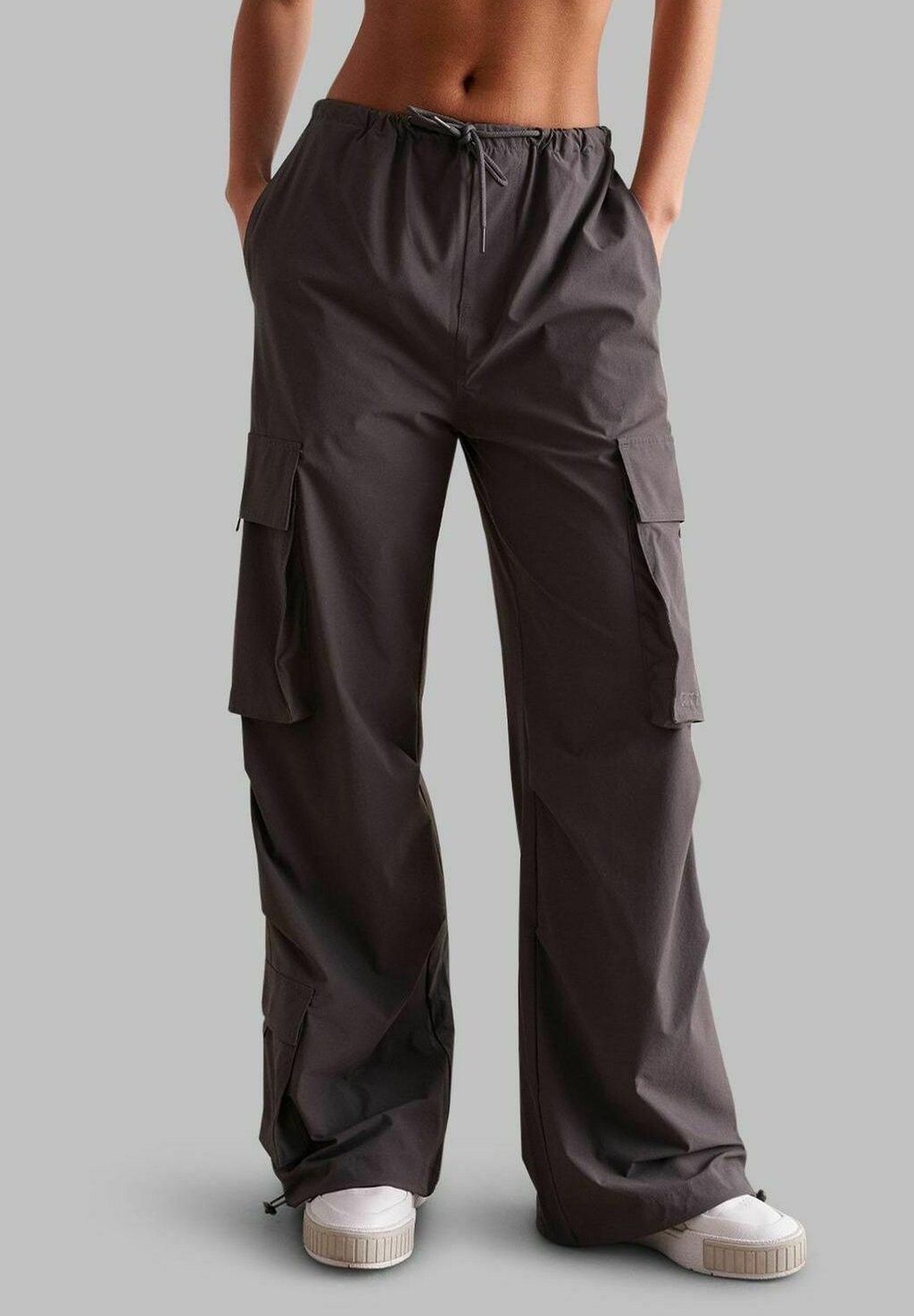 

Брюки-карго WINDBREAKER PARACHUTE aim’n, цвет shadow grey