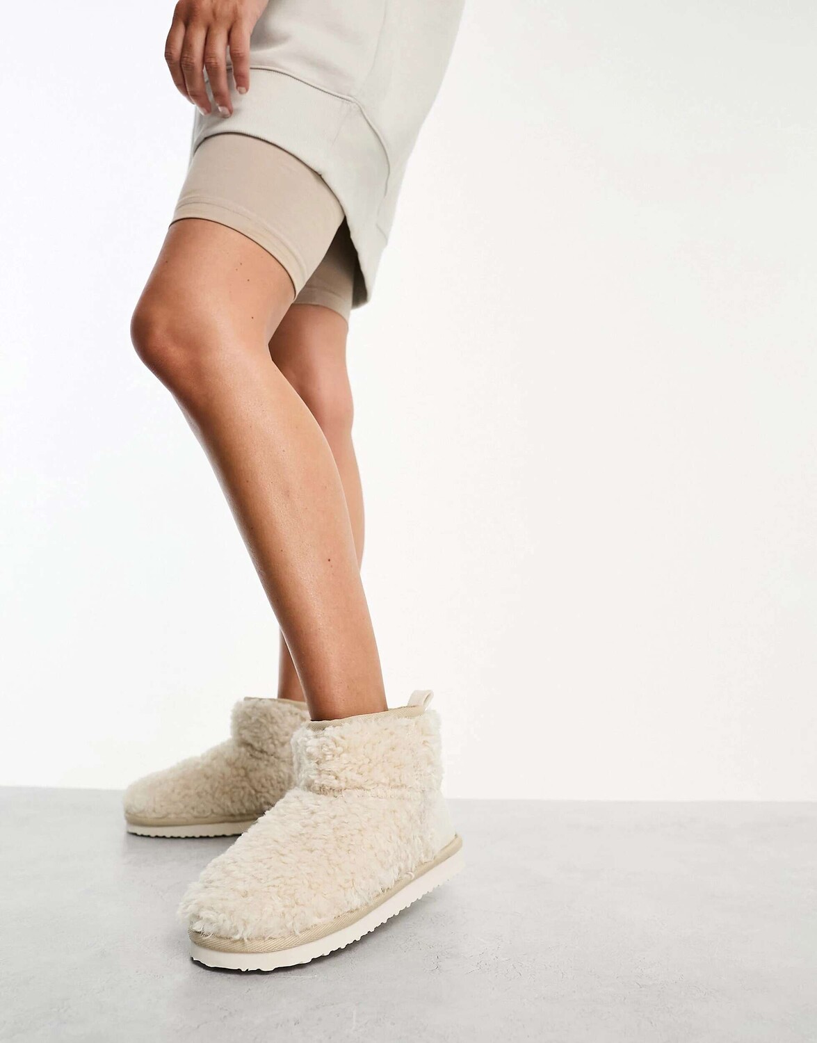 

Кремовые плюшевые тапочки Simmi London Hug Simmi Clothing