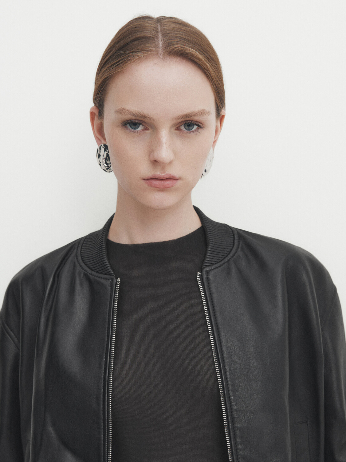 

Куртка-бомбер из кожи наппа Massimo Dutti, черный