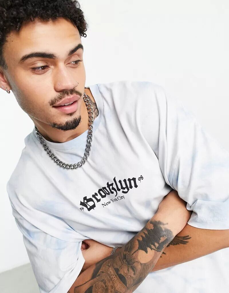 

Голубая футболка оверсайз с готической надписью на груди ASOS