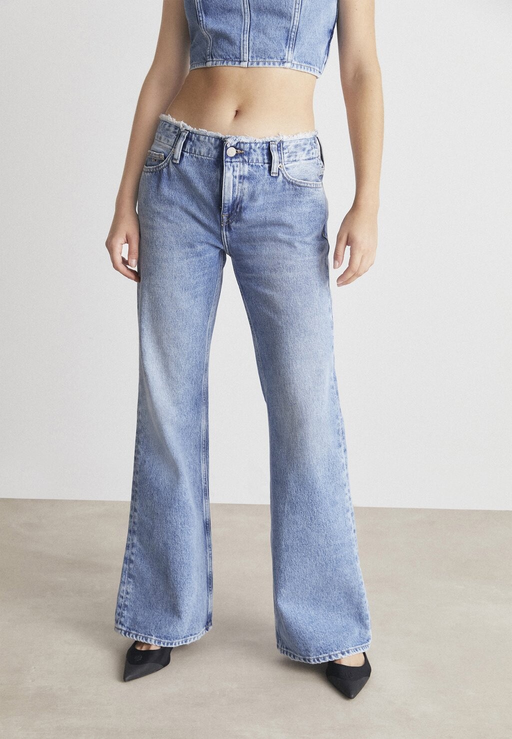 

Джинсы клеш Tommy Jeans