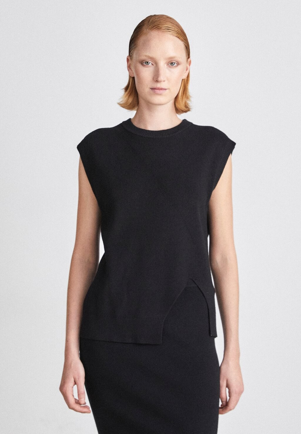

Свитшот DKNY БЕЗРУКАВОВАЯ ДИАГОНАЛЬ, черный