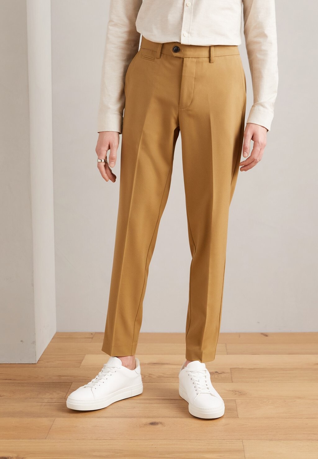 

Брюки из парусины Club Pants Lindbergh, средний цвет светло-бежевого цвета