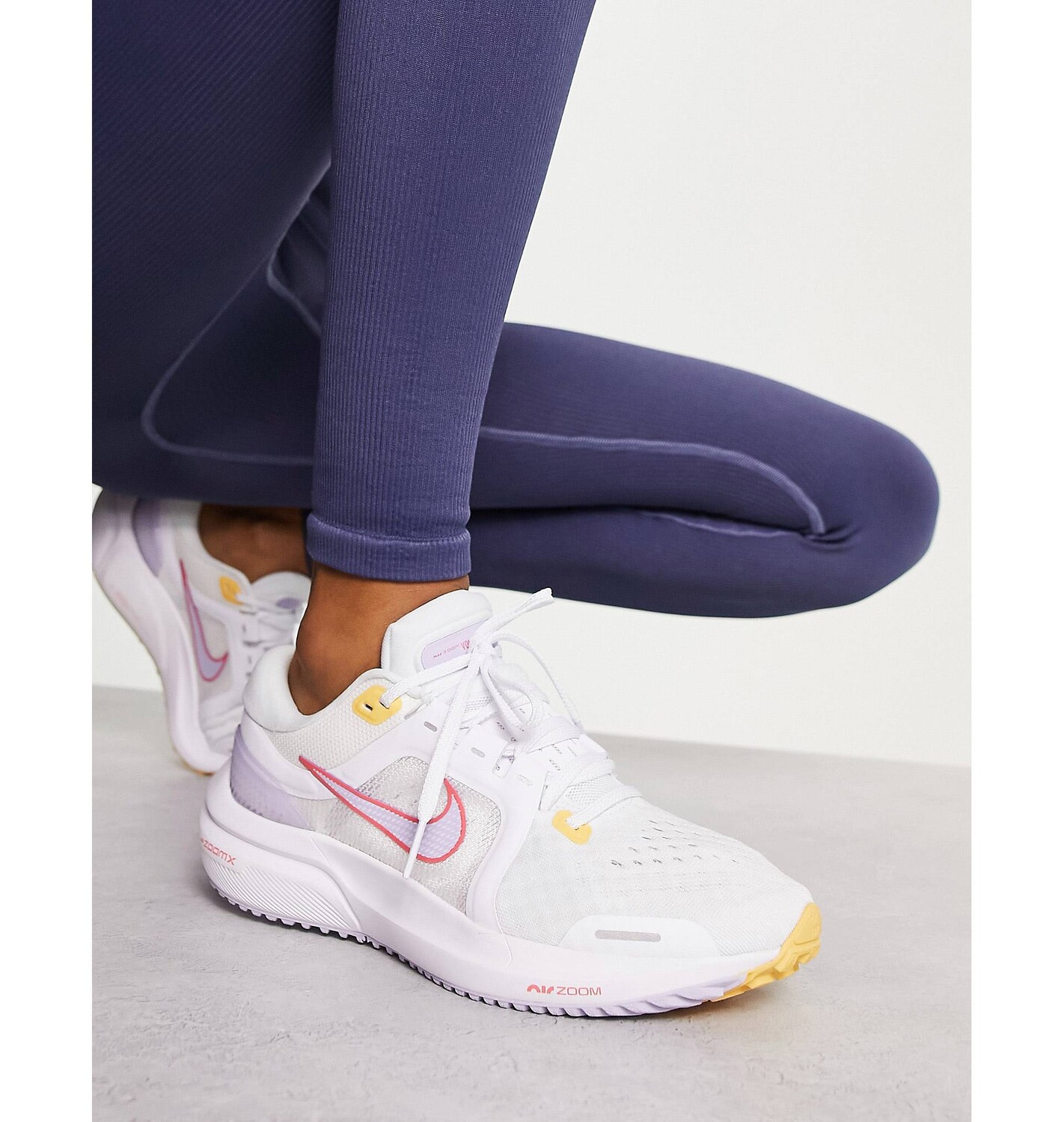 

Белые кроссовки Nike Running Air Zoom Vomero 16