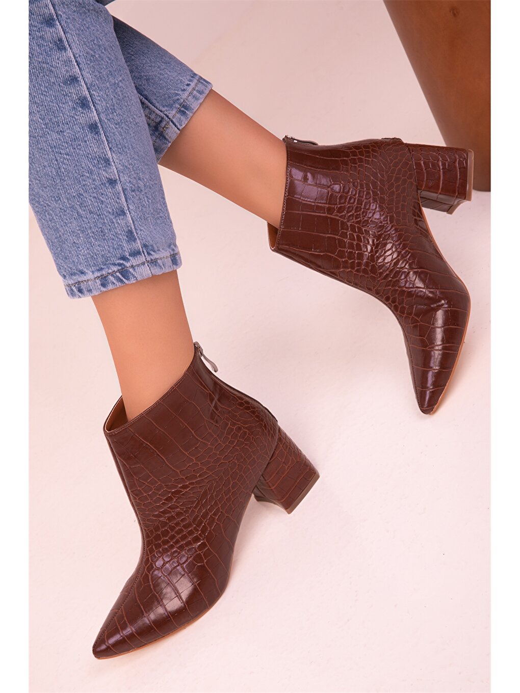 Кожаные женские ботинки на каблуке с узором под крокодиловую кожу Soho Exclusive, карамель