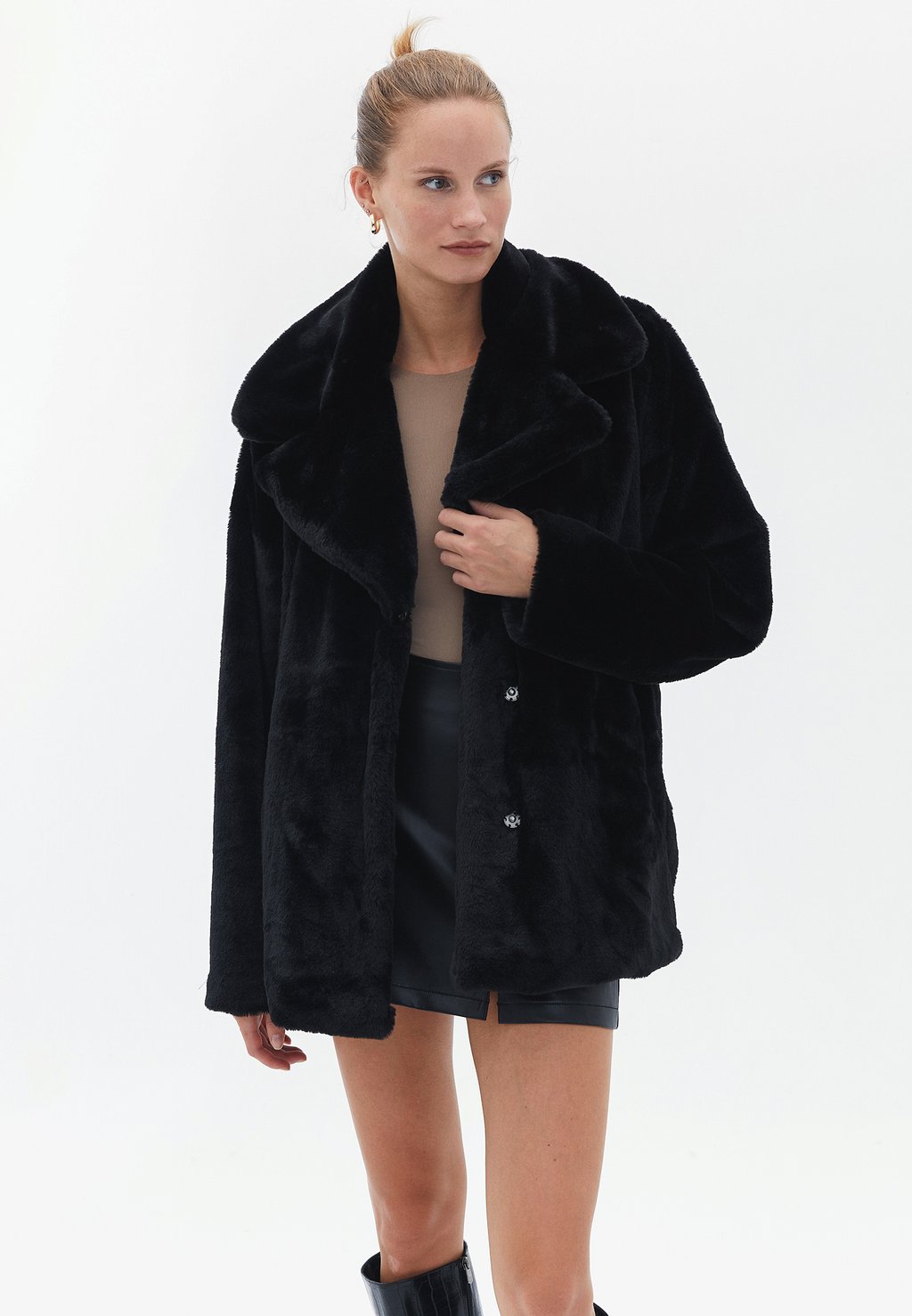 Короткое пальто OVERSIZE WITH DETAIL OXXO, цвет black
