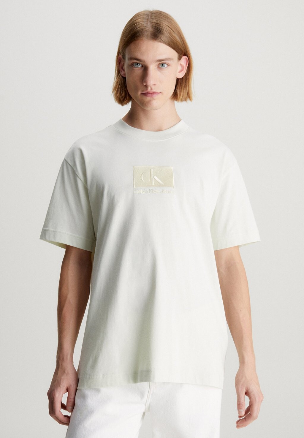 

Футболка с принтом EMBROIDERY PATCH Calvin Klein Jeans, цвет icicle
