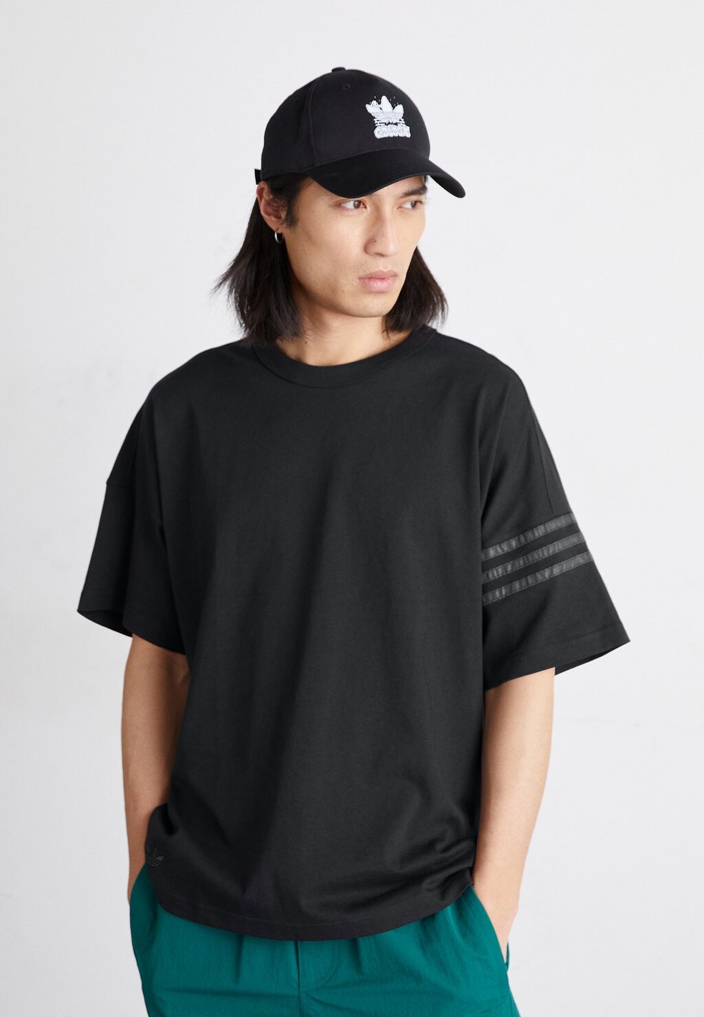 

Футболка с принтом Neuclassic Tee adidas Originals, черный