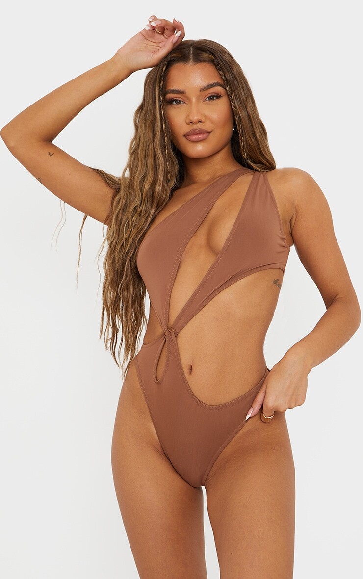 

PrettyLittleThing Коричневый купальник с шлевками на одно плечо