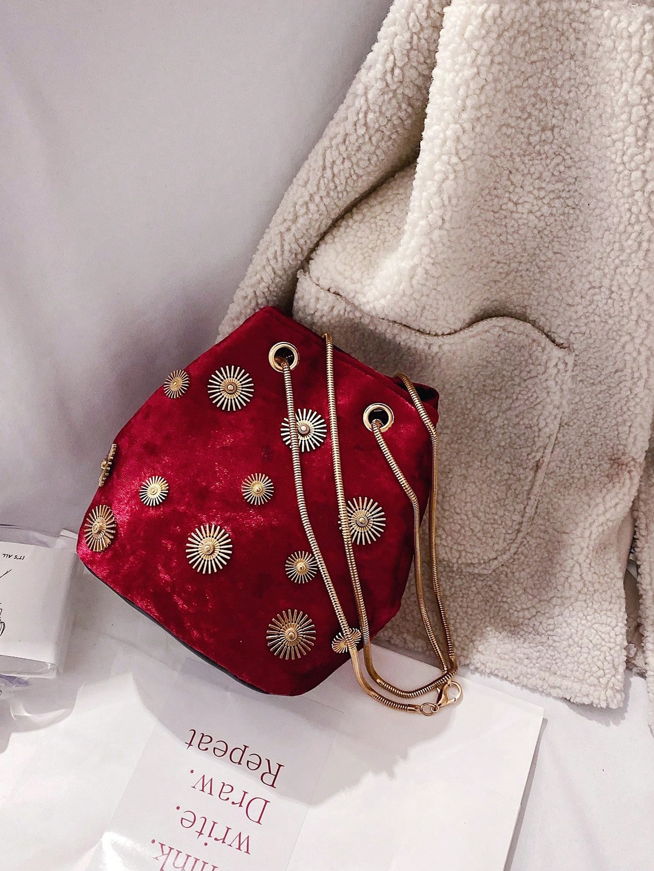 Мини-сумка-ведро с металлическим декором, красный