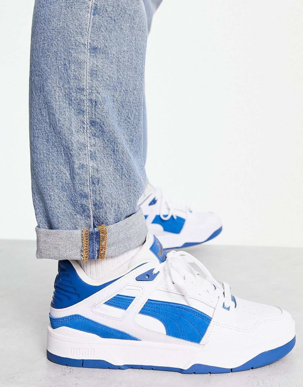 

Белые кроссовки Puma Slipstream с синей замшевой деталью