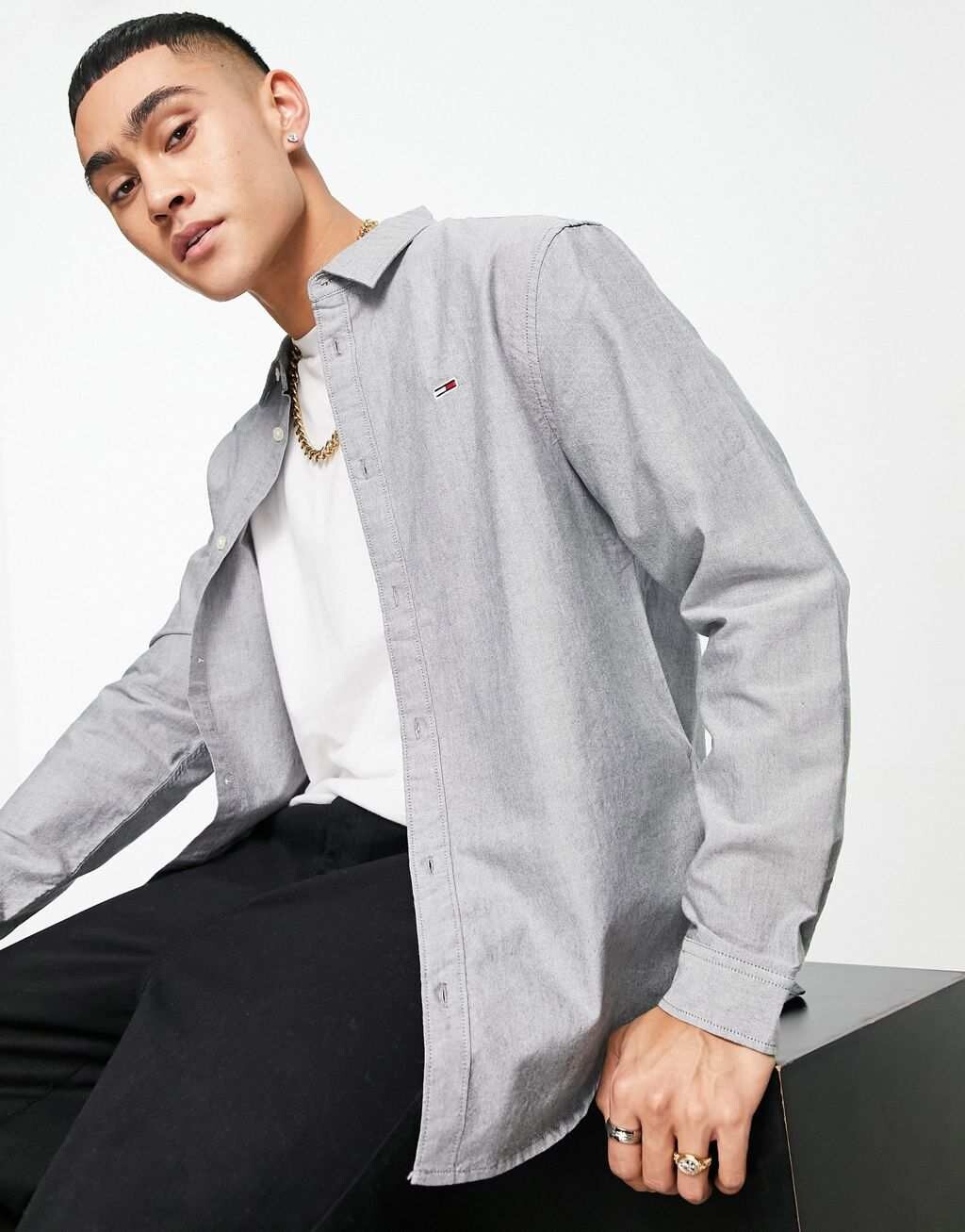 

Серая классическая оксфордская рубашка с логотипом и флагом Tommy Jeans