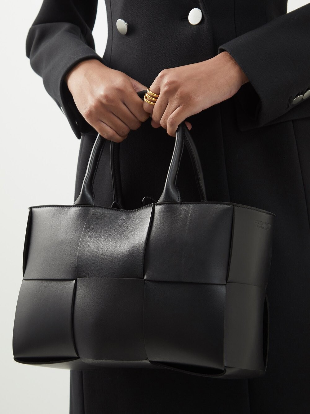 

Маленькая сумка-тоут arco из кожи intrecciato Bottega Veneta, черный
