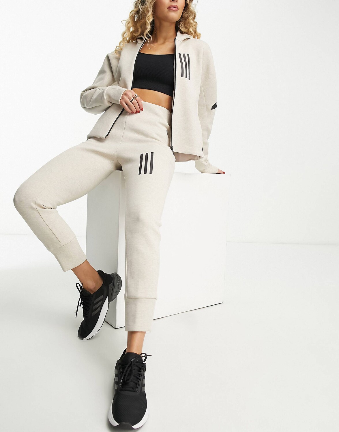 

Бежевые джоггеры adidas Sportswear Mission Victory adidas performance, Бежевый