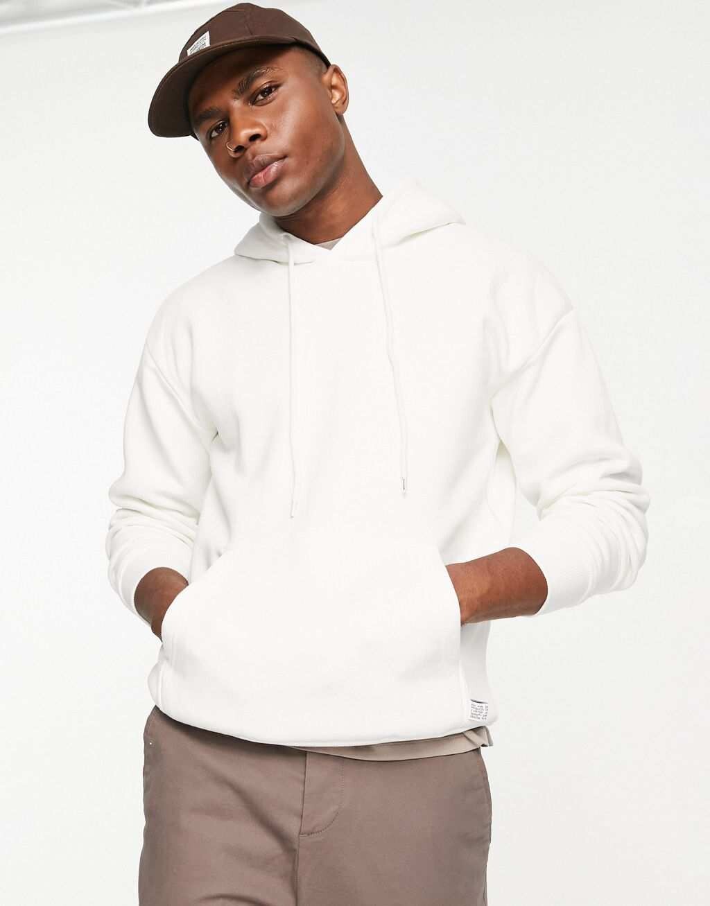 

Белое базовое худи Bershka