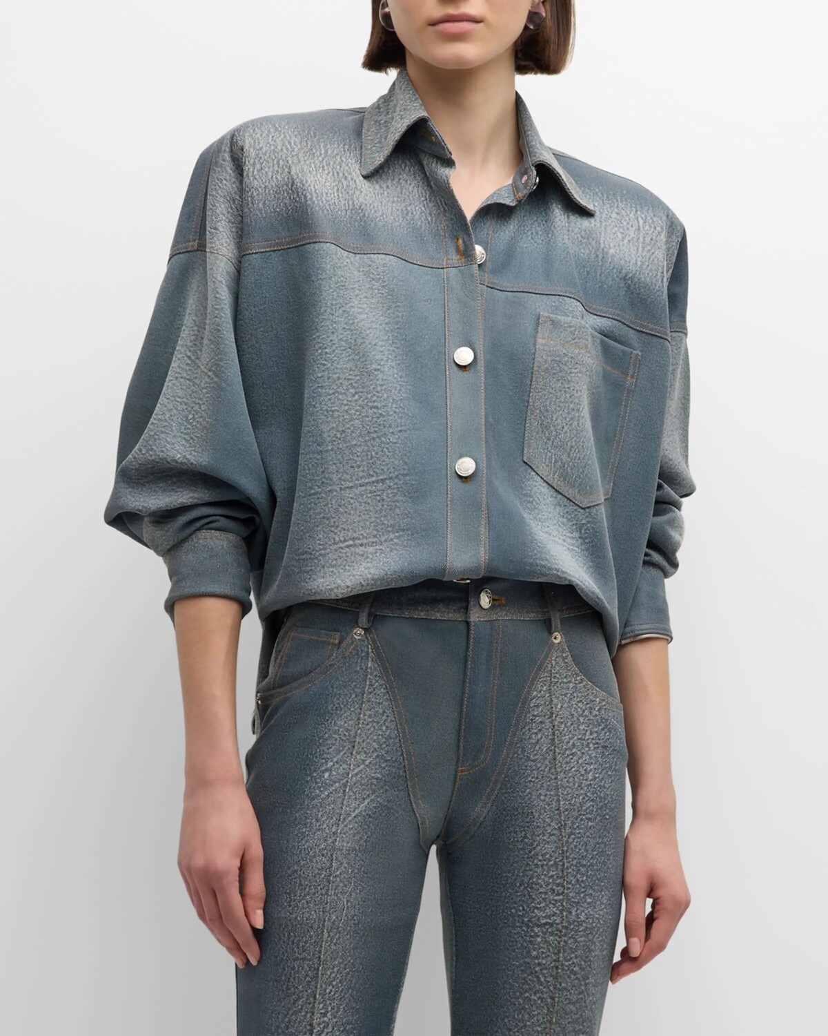 

Кожаная рубашка оверсайз на пуговицах с джинсовым принтом LaQuan Smith, цвет Washed Denim