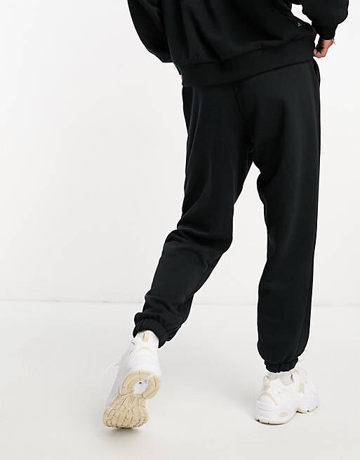

Архивные джоггеры New Balance Essentials в новом исполнении черного цвета