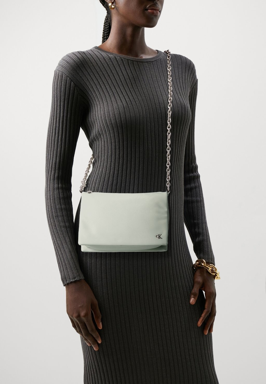 

Сумка через плечо MICRO MONO CHAIN CAMERA POUCH Calvin Klein Jeans, цвет icicle