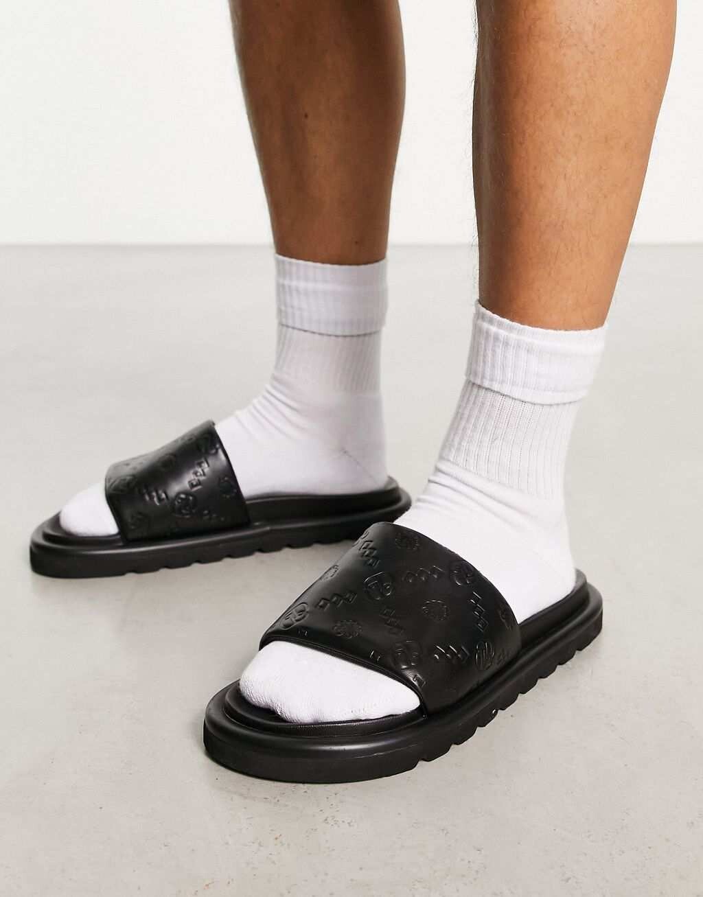 

Черные шлепанцы из искусственной кожи с тиснением монограммы ASOS DESIGN