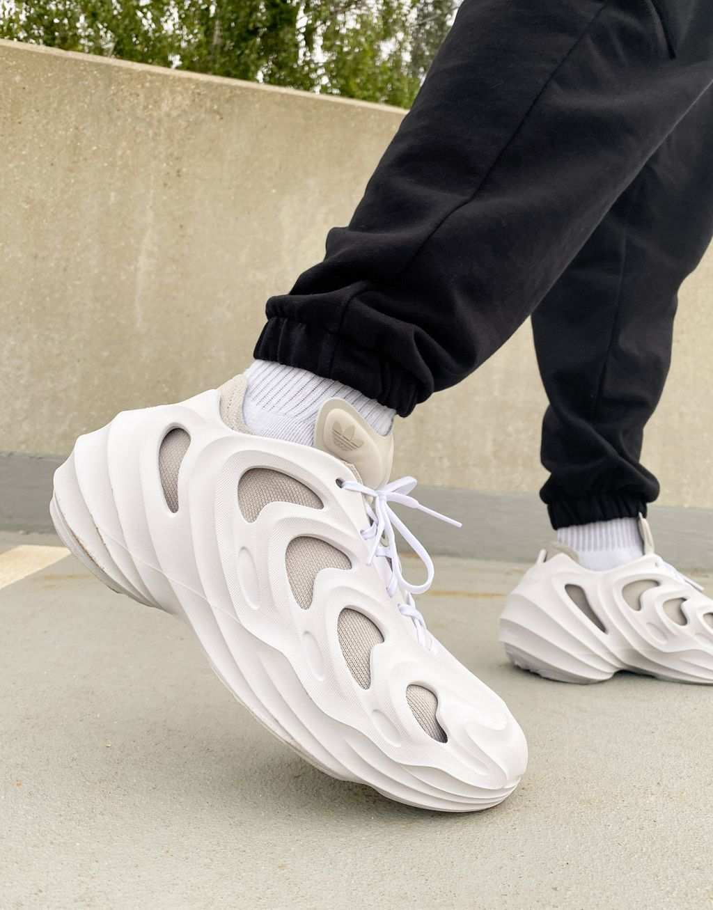 Белые кроссовки adidas Originals Fom Quake цена и фото