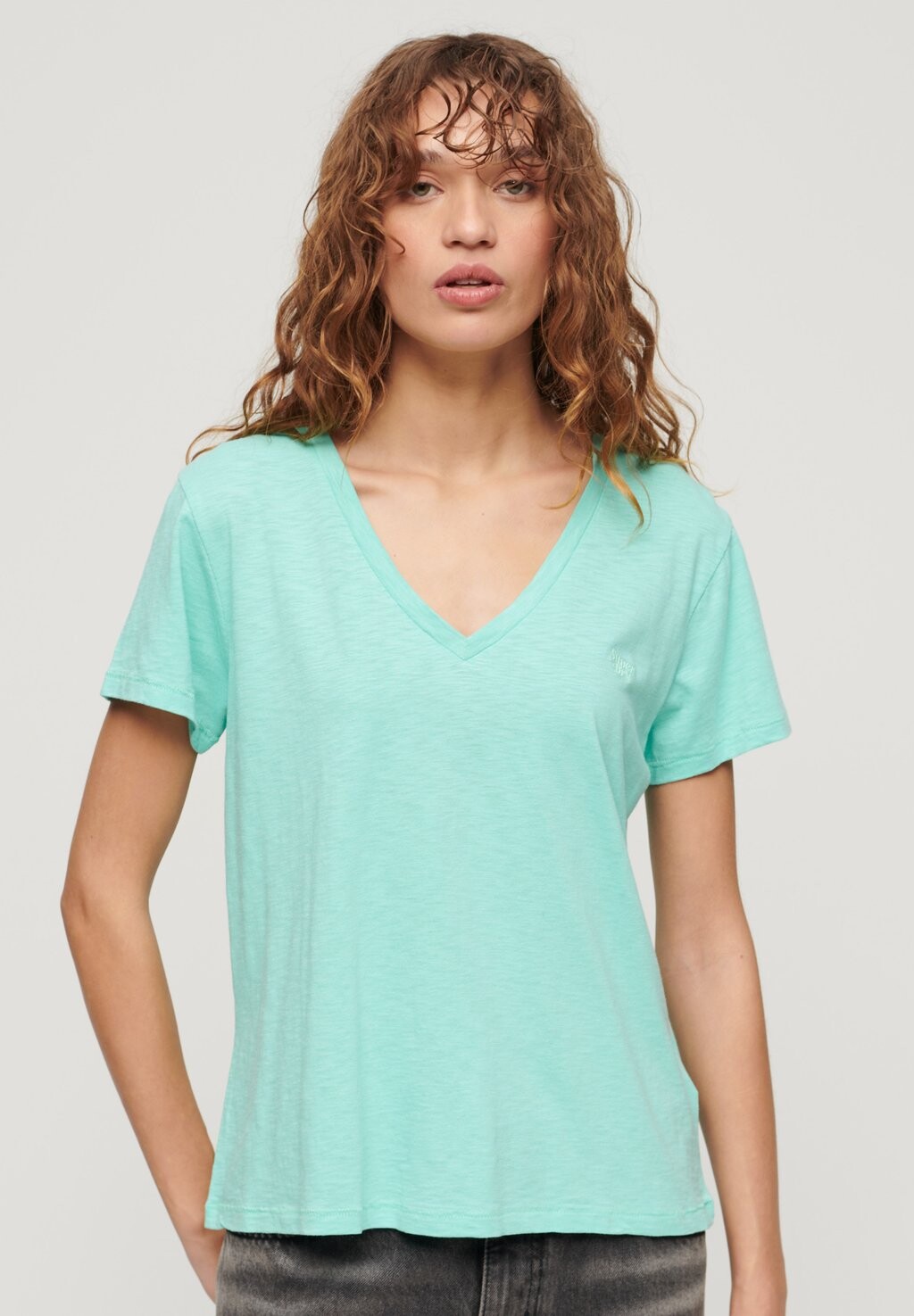 

Футболка базовая EMBROIDERED V-NECK Superdry, цвет fluro mint