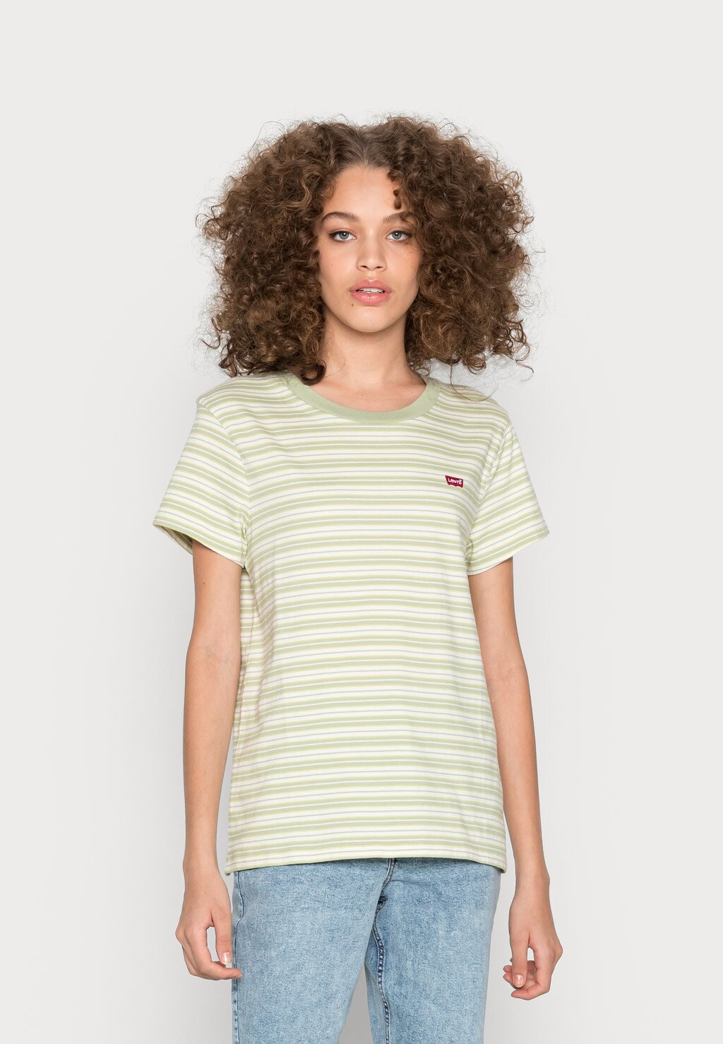 

Базовая футболка Levi's