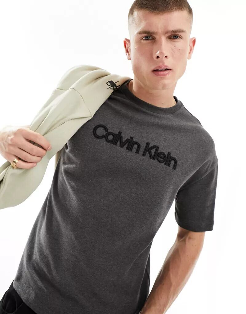 

Темно-серая футболка Calvin Klein с рельефной вышивкой логотипа