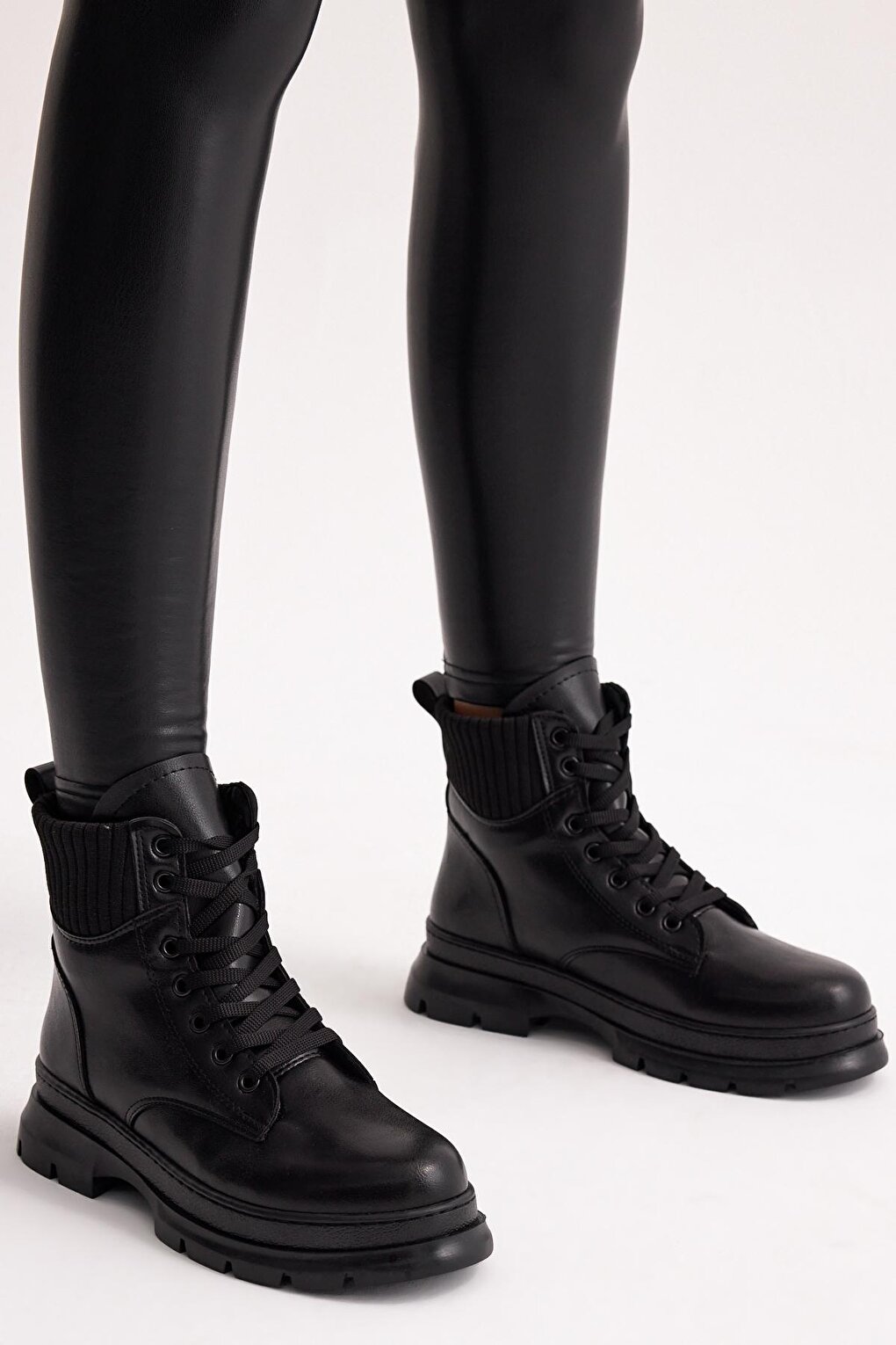 цена Женские черные кожаные удобные женские ботинки Tonny Black на шнуровке TONNY BLACK