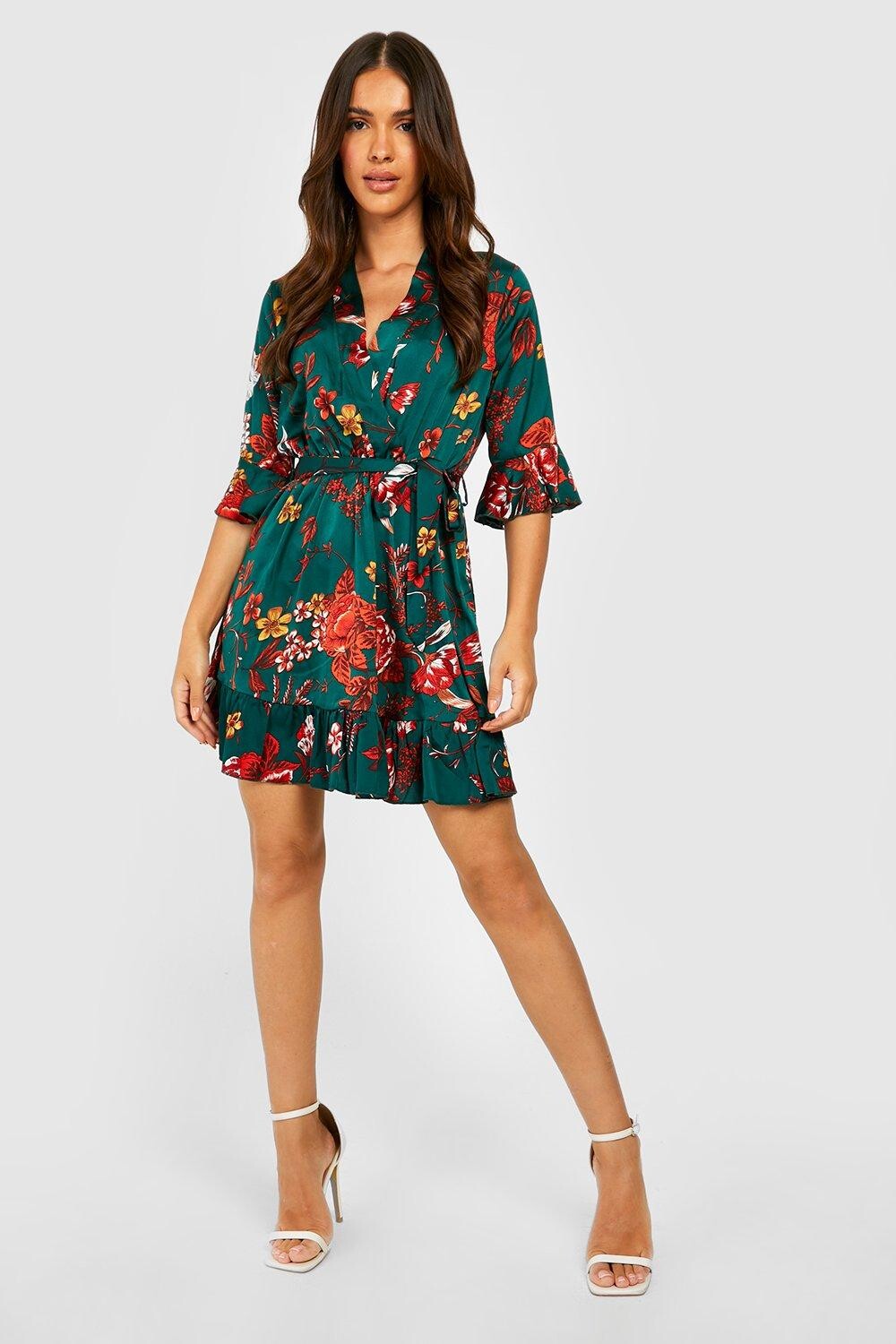 

Атласное платье с рюшами и цветочным принтом Boohoo, зеленый
