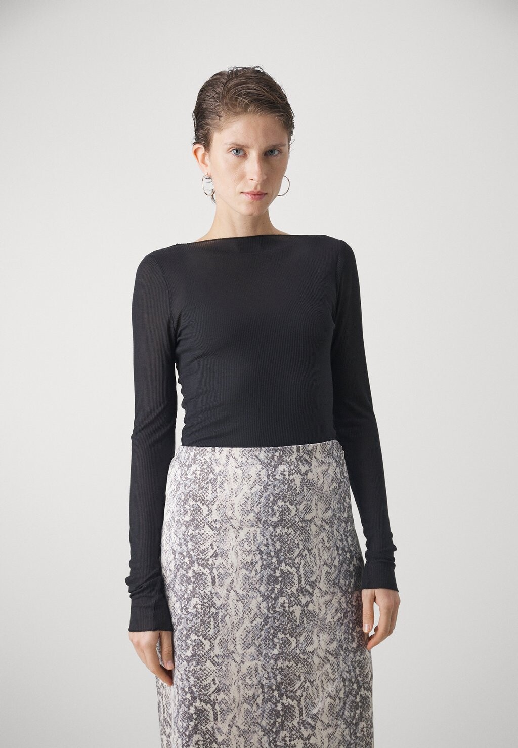 

Футболка с длинным рукавом Long Sleeve Sheer Slash Abercrombie & Fitch, черный