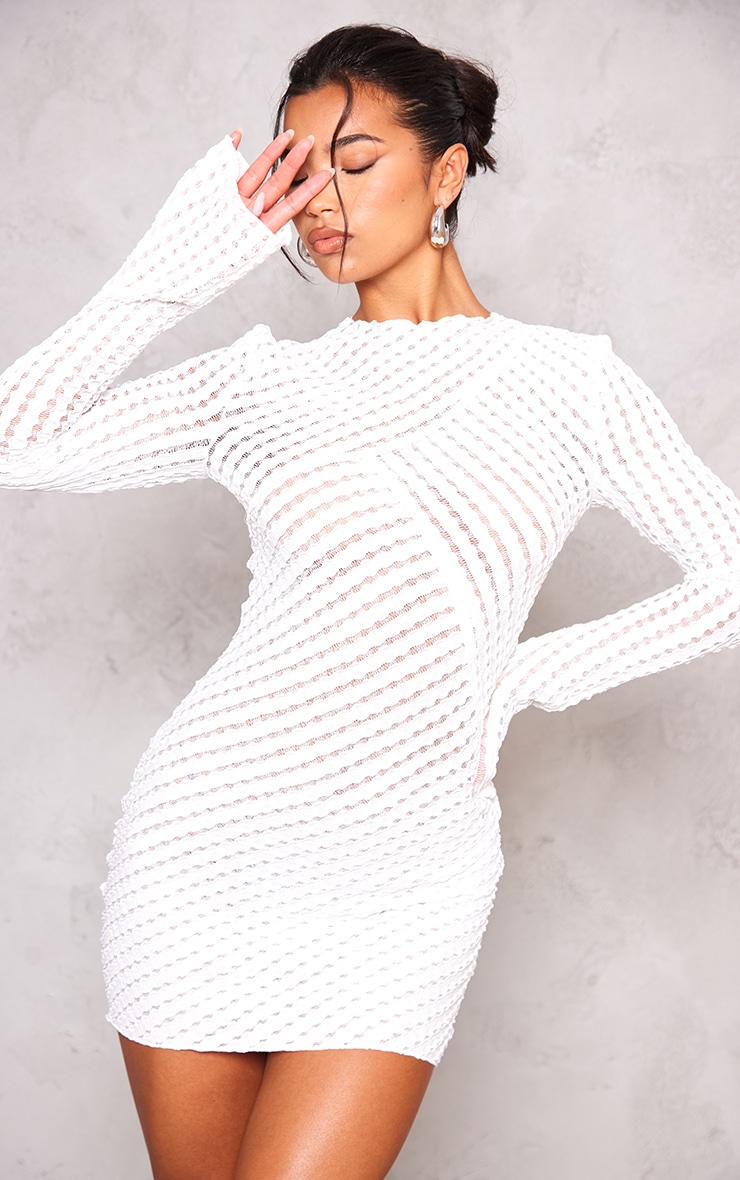 PrettyLittleThing Белое облегающее платье с жатой текстурой и длинными рукавами