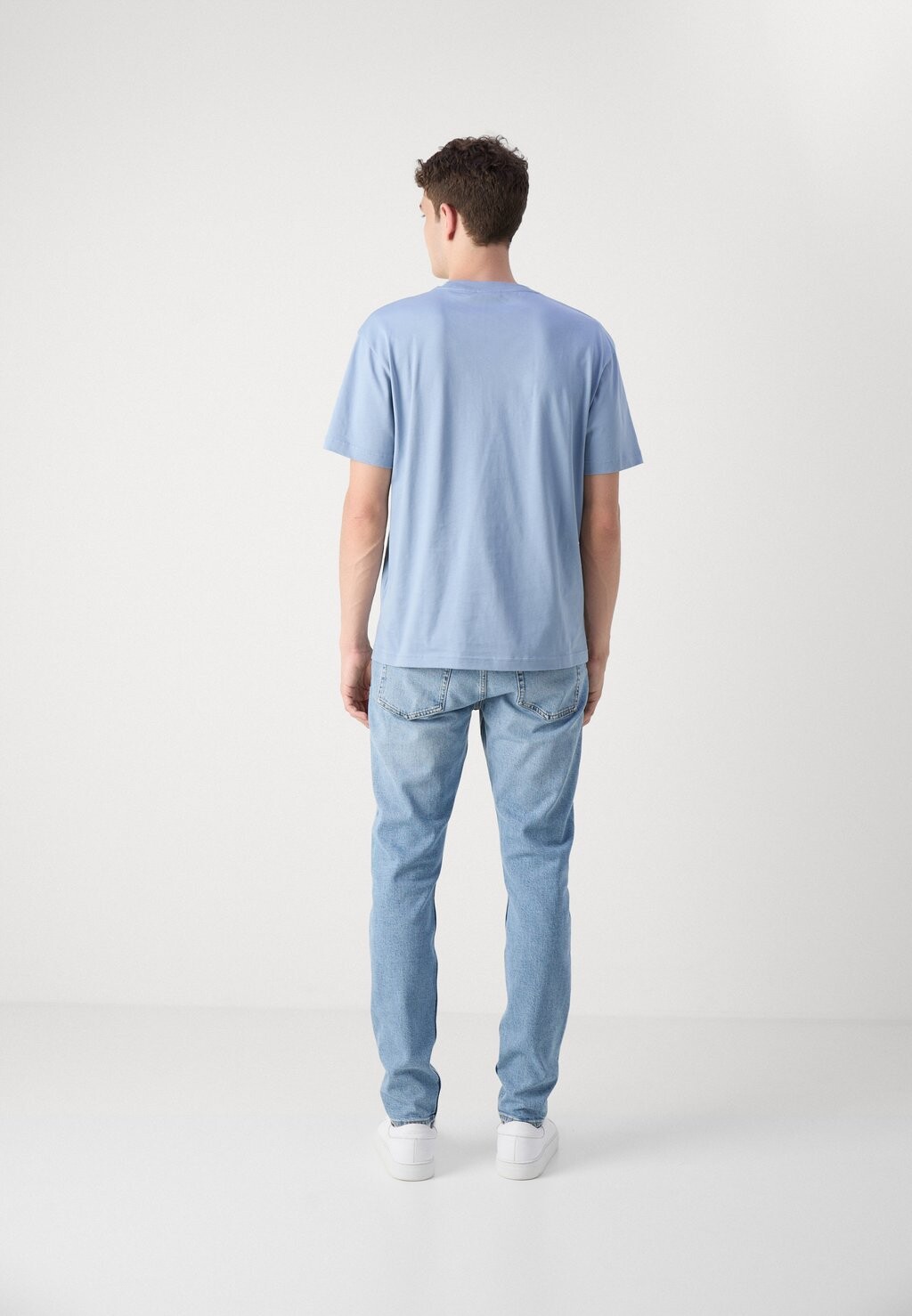 

Базовая футболка HERO LOGO COMFORT Calvin Klein, светло-голубой