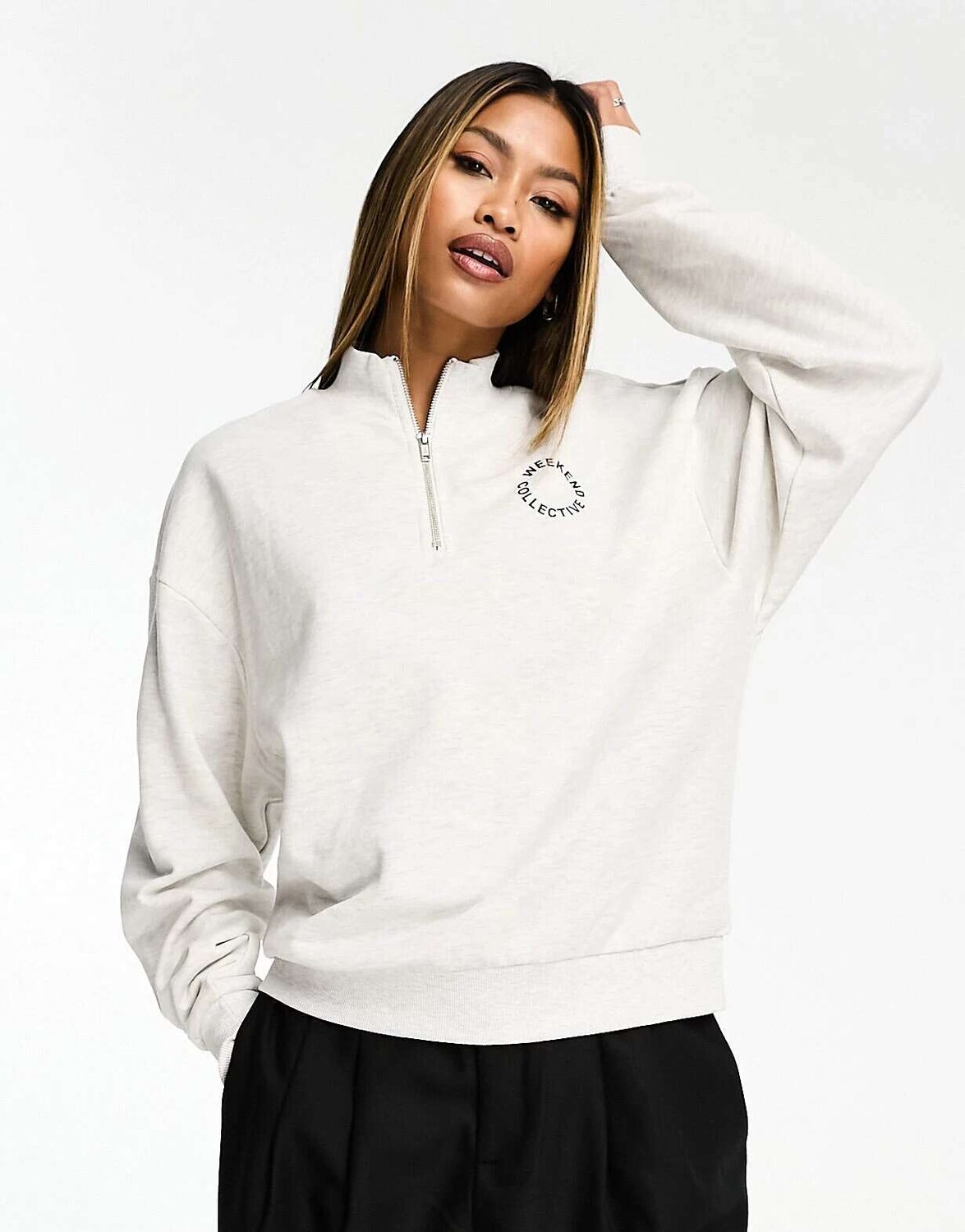 

Свитшот с молнией до половины длины и круглым логотипом ASOS Weekend Collective цвета ледяного мергеля