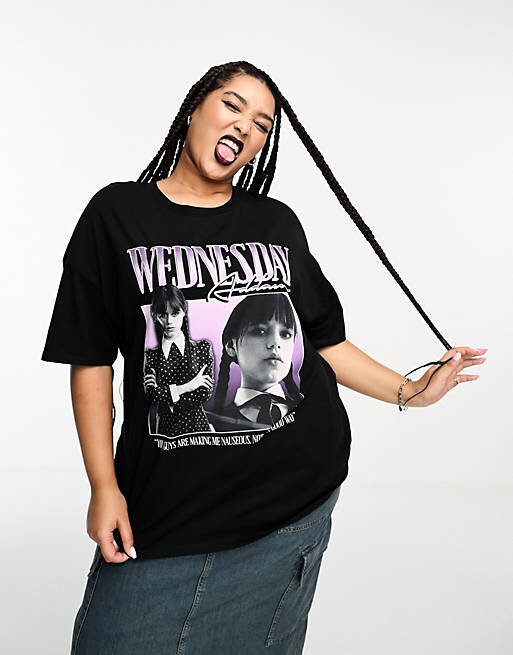 

Черная объемная футболка с фиолетовым лицензионным рисунком ASOS DESIGN Curve Wednesday Addams, Черный
